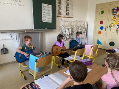 Hodina hudební výchovy ve II. třídě