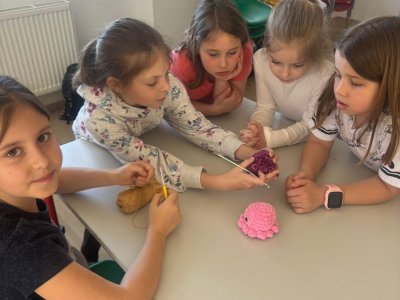 Malé šikulky v akci: Ve družině to žije háčkováním!